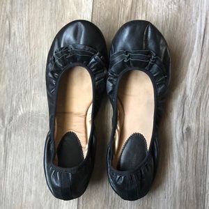 Nordstrom 'Natalie' Ruffled Ballet Flat (size 5)
